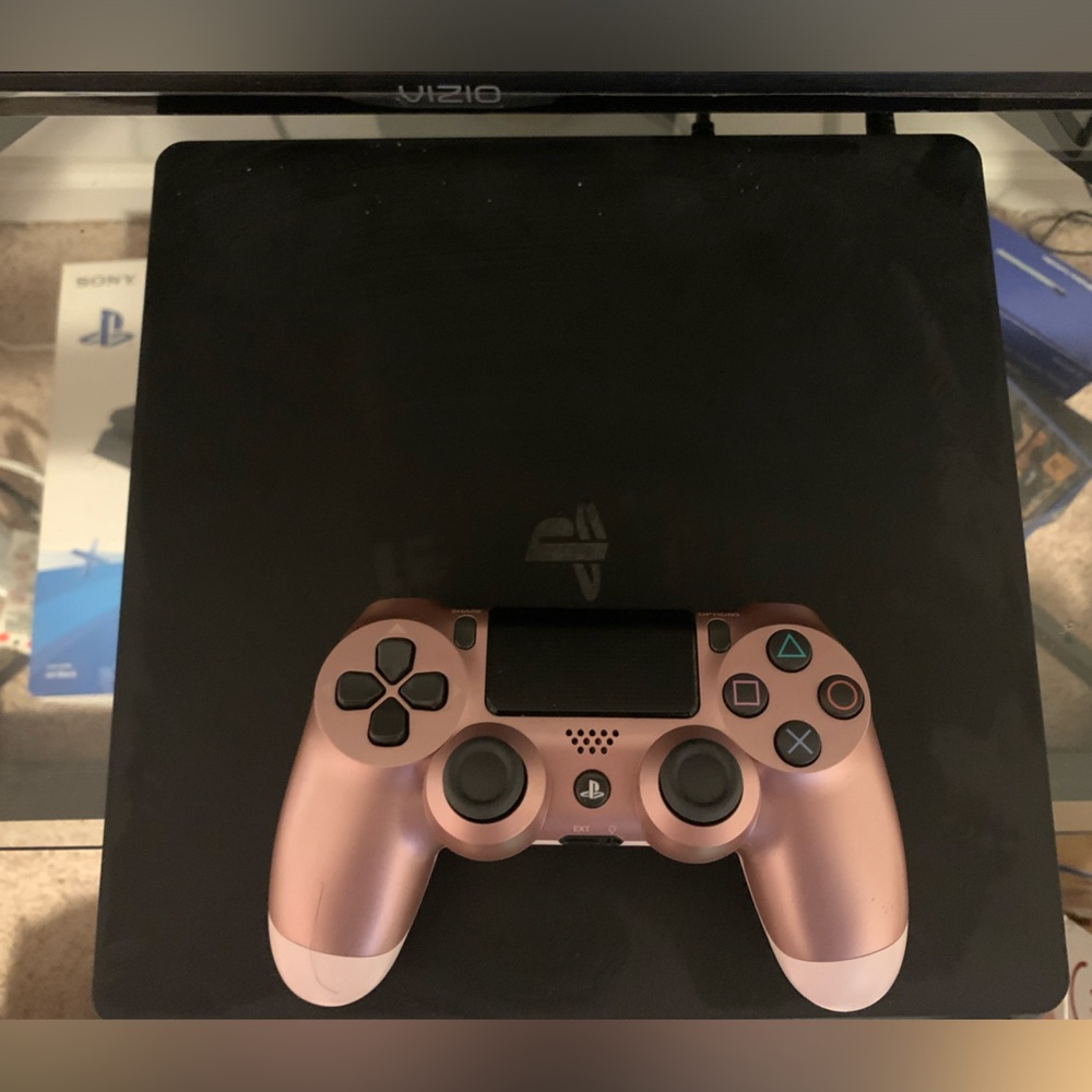 Ps4 console and controller